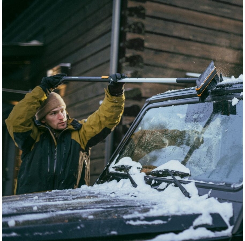 Щетка для снега со скребком телескопическая FISKARS X-series 96-121 см (1078492) - Фото 15