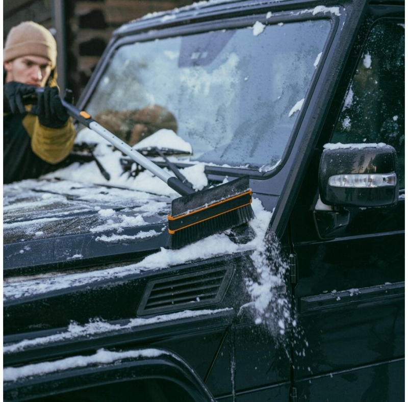 Щетка для снега со скребком телескопическая FISKARS X-series 96-121 см (1078492) - Фото 16
