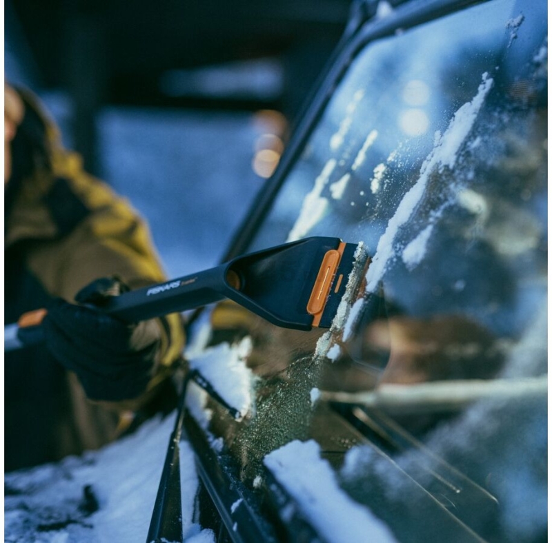 Щетка для снега со скребком телескопическая FISKARS X-series 96-121 см (1078492) - Фото 19