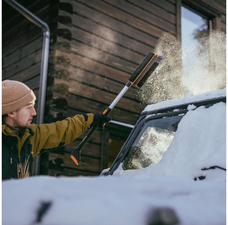 Щетка для снега со скребком телескопическая FISKARS X-series 96-121 см (1078492) - Фото 12