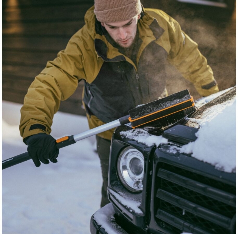 Щетка для снега со скребком телескопическая FISKARS X-series 96-121 см (1078492) - Фото 13